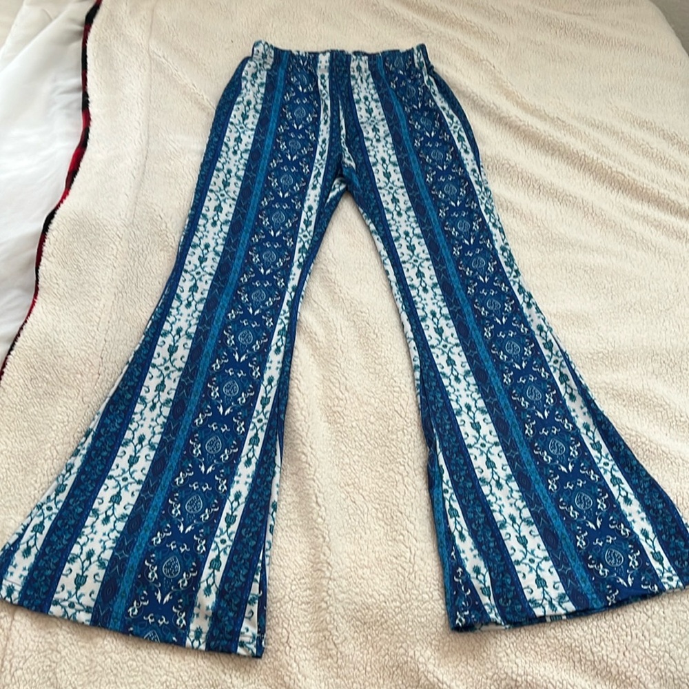 SHEIN, XS, Blue patterned flared viral enhancing leggings